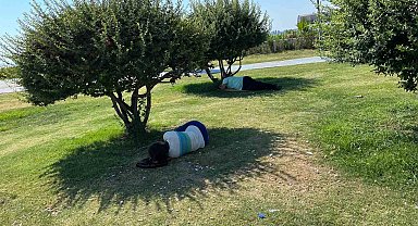 İzmir'de sıcak hava bunalttı, vatandaşlar ağaç gölgelerine kaçtı