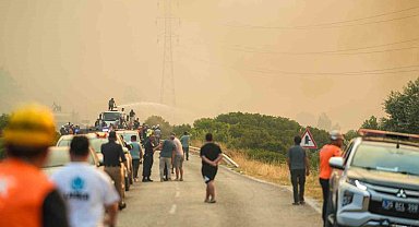 İzmir'de yangınla mücadele sürüyor