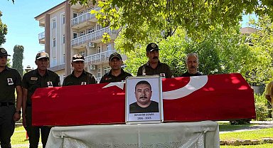İzmir'deki yangında şehit olan orman personelinin cenazesi törenle memleketine uğurlandı