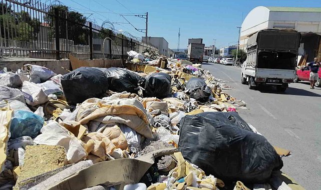İzmir'in göbeğinde çöp dağları yangına davetiye çıkarıyor