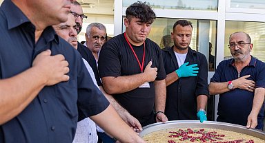 İzmir'de Başkan Tugay Aliağa'da aşure lokmasına ortak oldu