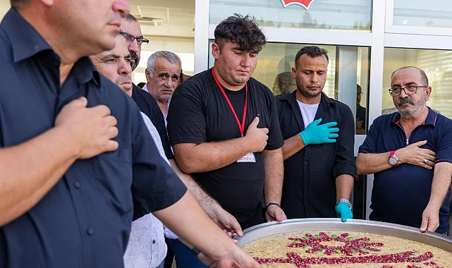 İzmir'de Başkan Tugay Aliağa'da aşure lokmasına ortak oldu