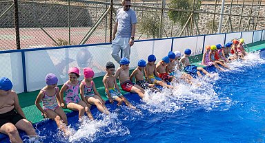 İzmir'de mahalleye havuz geldi, çocuklar bayram etti