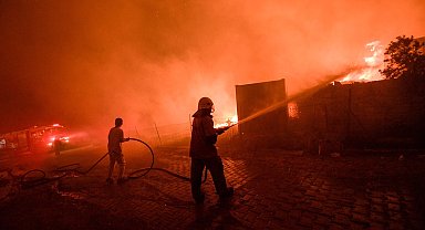 İzmir'de yangınlara karşı canla başla mücadele ettiler