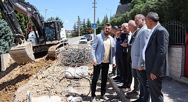 İzmit Belediyesi Huzur Sokak'ta istinat duvarı yapıyor