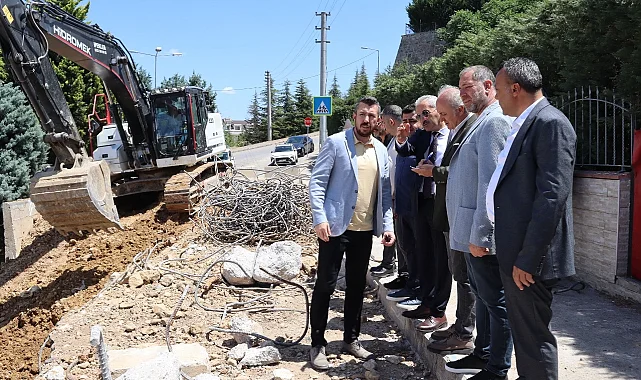 İzmit Belediyesi Huzur Sokak'ta istinat duvarı yapıyor