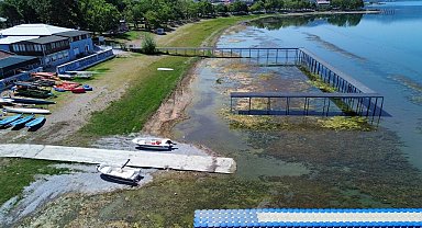 İznik Gölü'nde korkutan görüntü...En büyük iskelesi karaya oturdu