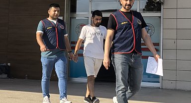 Jandarma aranan zanlıyı kız arkadaşıyla kafede çay içerken yakaladı