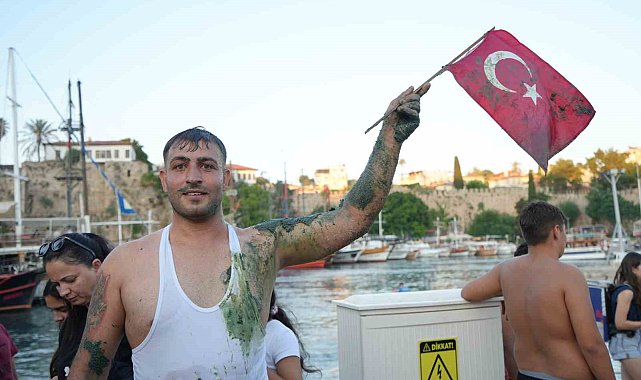 Kabotaj coşkusu Antalya'da denizle buluştu, geleneksel bayrak yarışı nefes kesti