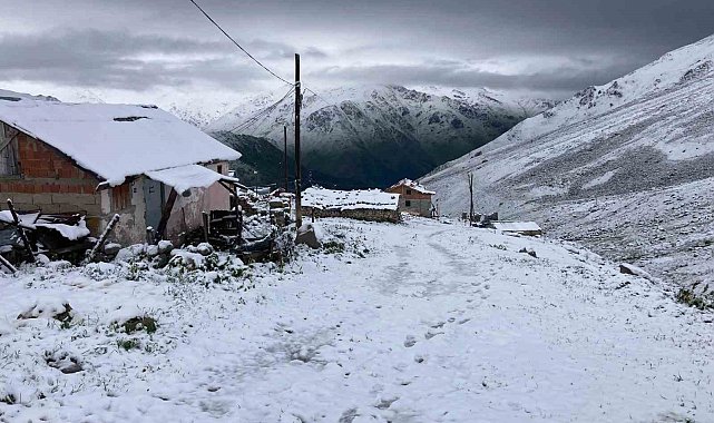 Kaçkar Dağları'ndan turistlere 'Beyaz sürpriz'