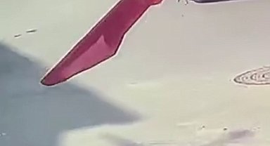 Kadının yere düşürdüğü altın bilekliğini alıp, yoluna devam eden şahıs kameraya yansıdı