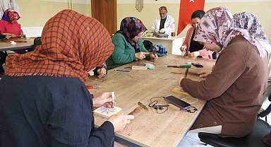 Kadınlar, sedef kakma işlemeciliğini Şahinbey Belediyesi Tesisilerinde öğreniyor