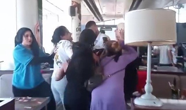 Kadınların kavgasında bardaklar havada uçuştu