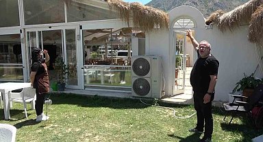 Kafeteryanın çatısına çıkan tilki kamerada