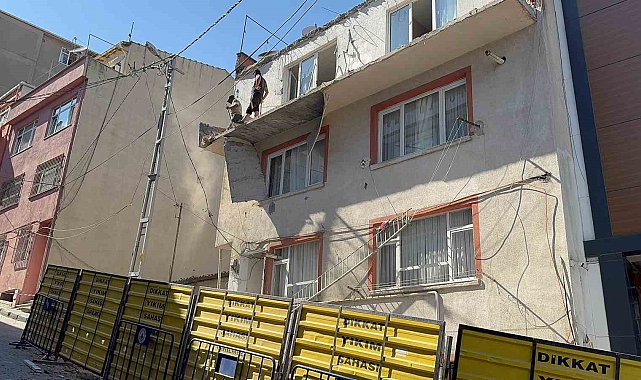 Kağıthane'de balkon çöktü, bina tedbir amaçlı mühürlendi