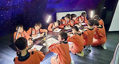 Kağıthane'de çocuklar uzayın derinliklerini keşfediyor