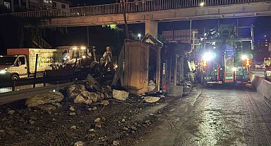 Kağıthane'de moloz yüklü hafriyat kamyonu devrildi: 1 yaralı