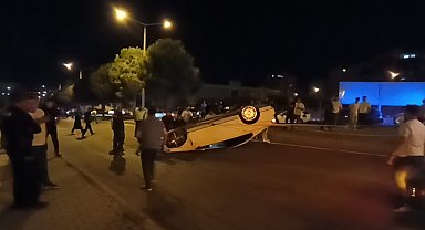 Kahramanmaraş'ta hafif ticari araçla çarpışan otomobil takla attı: 1 ağır yaralı