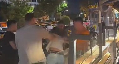 Kahve zincirinde iki grup arasında kavga çıktı, ortalık savaş alanına döndü