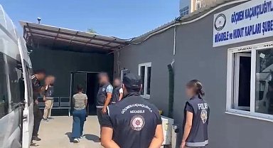 Kamerunlu göçmen kaçakçısı yurt dışına çıkarmaya çalıştığı 11 kişiyle yakalandı