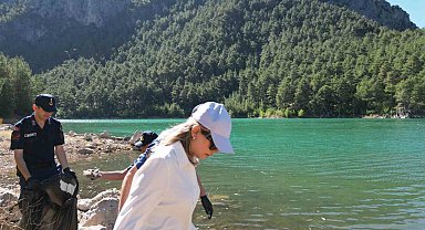 Kamu görevlileri, orman yangınına karşı atık topladı