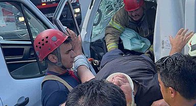 Kamyonet ile panelvan kafa kafaya çarpıştı: 1 yaralı