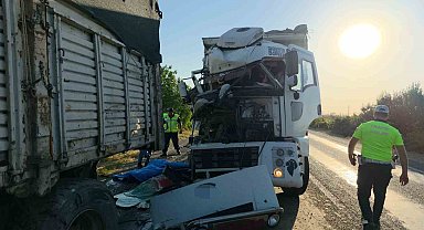 Kamyonundaki arızayı kontrol için inen sürücü başka bir kamyonun altında kaldı