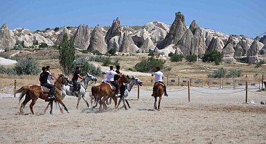 Kapadokya'da güzel atlar podyuma çıktı