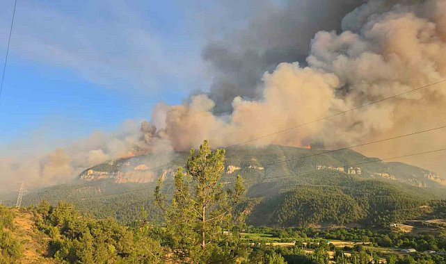 Karabük'te alevler karayoluna doğru ilerliyor