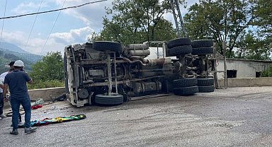 Karabük'te beton mikseri devrildi: 2 yaralı