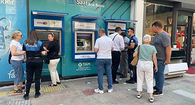 Karabük'te polisler, vatandaşları telefon dolandırıcılığına karşı bilgilendiriyor