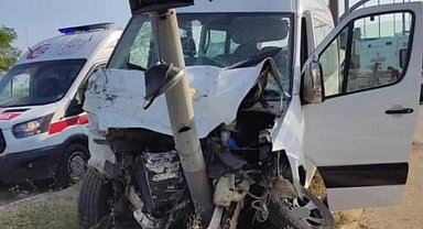 Karadeniz Sahil Yolu'nda minibüs ile otomobil çarpıştı: 13 yaralı