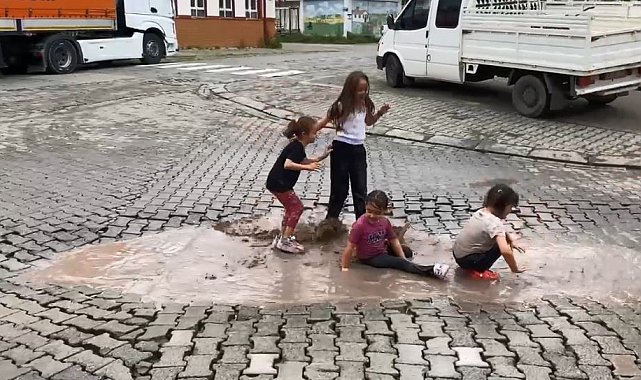 Karadeniz'de yağmur bu kez eğlenceye dönüştü