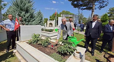 Karaman'da 15 Temmuz Demokrasi ve Milli Birlik Günü şehitlik ziyaretiyle başladı