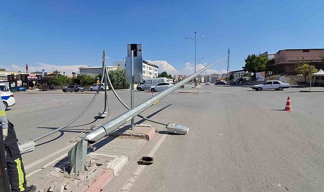 Karaman'da aydınlatma direğini deviren araç kaçtı