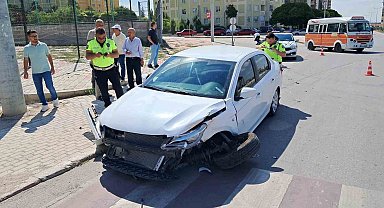 Karaman'da iki otomobil çarpıştı: 1'i çocuk 3 yaralı