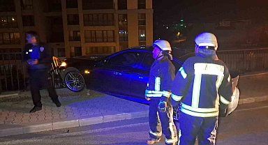 Karaman'da kontrolden çıkan otomobil demir bariyere çarparak asılı kaldı