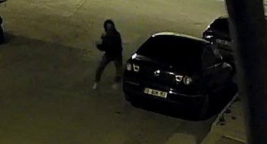 Karaman'da otomobile zarar veren kasklı saldırgan kamerada