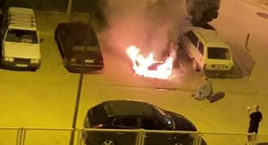 Karaman'da park halindeki otomobil alev alev yandı