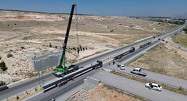 Karaman'da yeni çevre yolundaki köprülü kavşağın 60 tonluk köprü kirişleri vinçle yerleştirildi