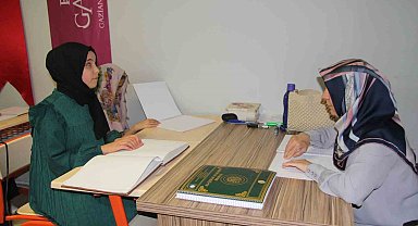 Karanlık dünyalarını Kur'an-ı Kerim ile aydınlatıyorlar
