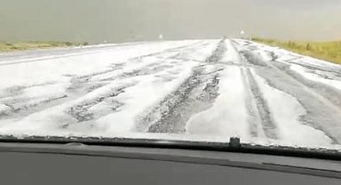 Kars-Selim karayolu dolu yağışıyla beyaza büründü