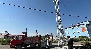 Kars'ta ARAS elektrik köylerde elektrik direklerini yeniliyor