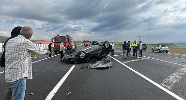 Kars'ta otomobil kamyona çarpıp takla attı
