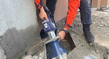 Kars'ta soba bacasına düşen yavru köpekler kurtarıldı