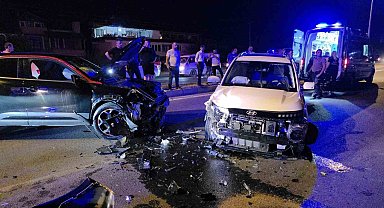 Karşı şeride geçen cip başka bir cipe çarptı: 5 yaralı