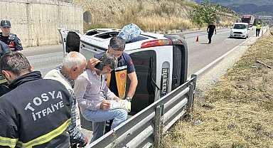 Kastamonu'da hafif ticari araç yan yattı: 2 yaralı