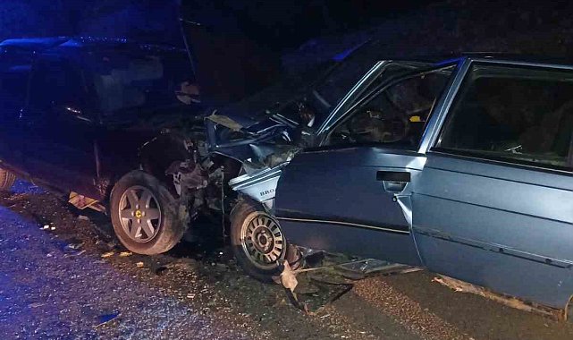Kastamonu'da iki otomobil kafa kafaya çarpıştı: 3 yaralı