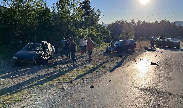 Kastamonu'da iki otomobil kafa kafaya çarpıştı: 4 yaralı