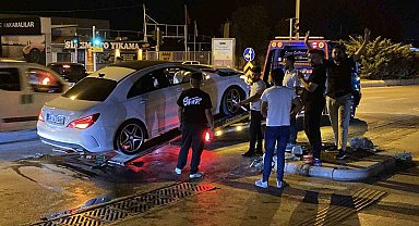 Kavşakta çarpışan 2 otomobilde maddi hasar oluştu